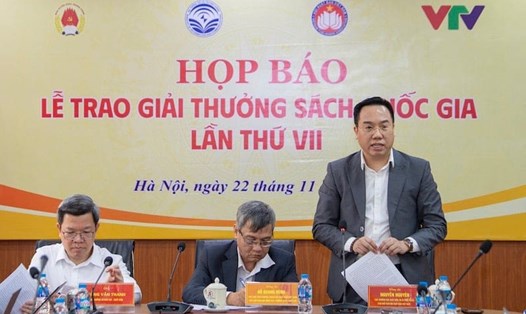 Ông Nguyễn Nguyên phát biểu tại buổi họp báo thông tin về Giải thưởng Sách Quốc gia lần thứ 7. Ảnh: Ban tổ chức