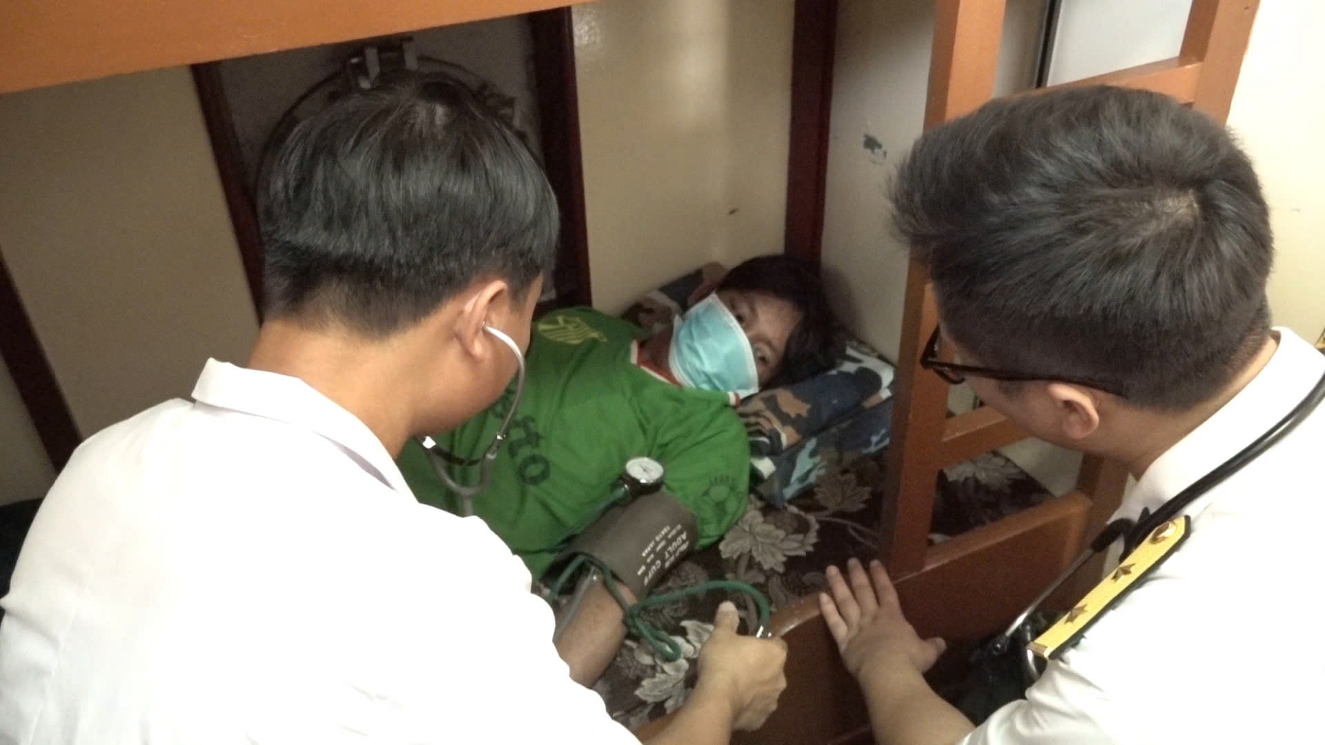 The medical team of Ship 414 checks the health of fishermen in distress in Truong Sa before handing them over to their families on the mainland. Photo: Nam Nguyen