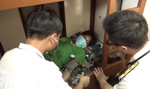 Tổ quân y tàu 414 kiểm tra sức khỏe cho ngư dân gặp nạn ở Trường Sa trước khi bàn giao cho gia đình trong đất liền. Ảnh: Nam Nguyễn