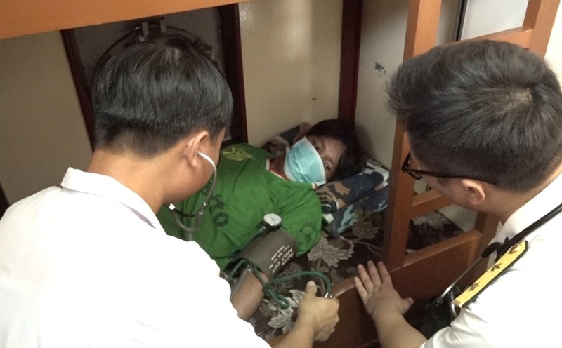 The medical team of Ship 414 checks the health of fishermen in distress in Truong Sa before handing them over to their families on the mainland. Photo: Nam Nguyen