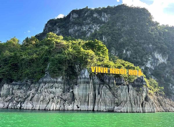 Ngoi Hoa Bay, a pearl in the mountains of the Northwest region, belongs to Tan Lac district, Hoa Binh province. Photo: Linh Anh