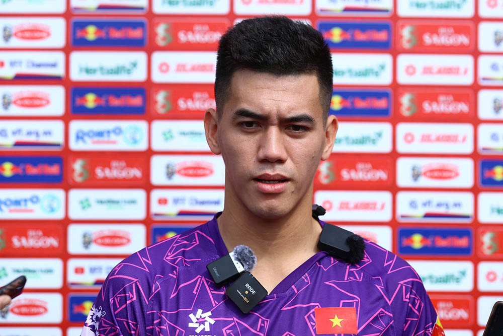 Striker Nguyen Tien Linh was interviewed during the morning training session of November 22 of the Vietnam national team. Photo: Minh Dat