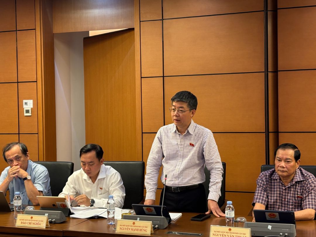 Delegate Nguyen Manh Hung (Can Tho Delegation) raised difficulties in preventing smuggled cigarettes during a group discussion. Photo: Bao Han