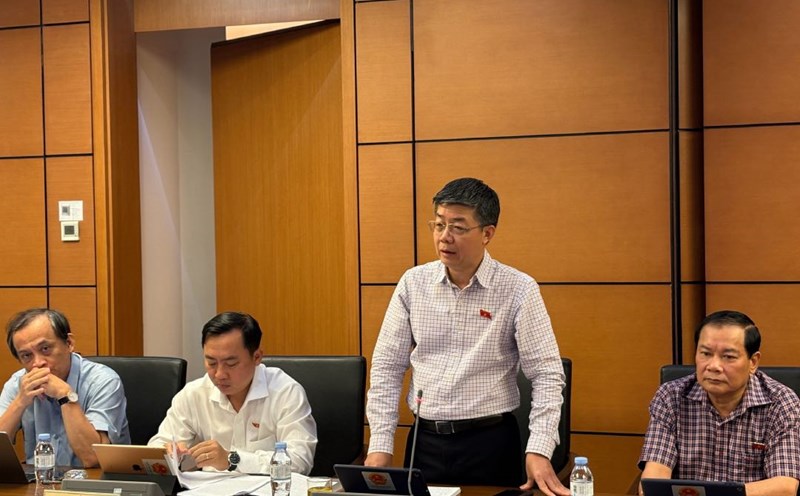 Delegate Nguyen Manh Hung (Can Tho Delegation) raised difficulties in preventing smuggled cigarettes during a group discussion. Photo: Bao Han