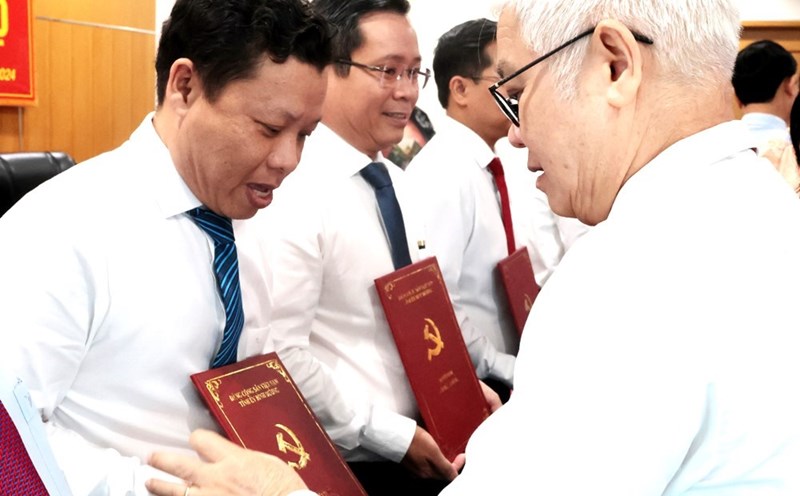 Mr. Nguyen Van Loi - Secretary of Binh Duong Provincial Party Committee presented the decision to transfer Mr. Tran Si Nam to the position of Deputy Director of the Department of Construction. Photo: Phuong Chi