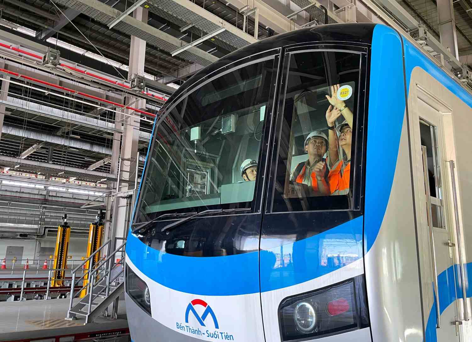 Sticking inspection stamp on Metro train No. 1. Photo: MAUR