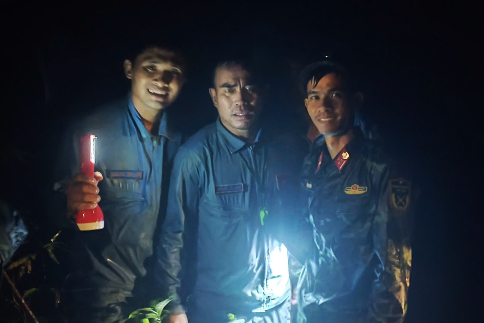 Colonel Nguyen Van Son (middle) - Regiment Commander, flying in the front cabin (Air Force Regiment 940) - was assisted by functional forces to be taken out. Photo: Regiment 940