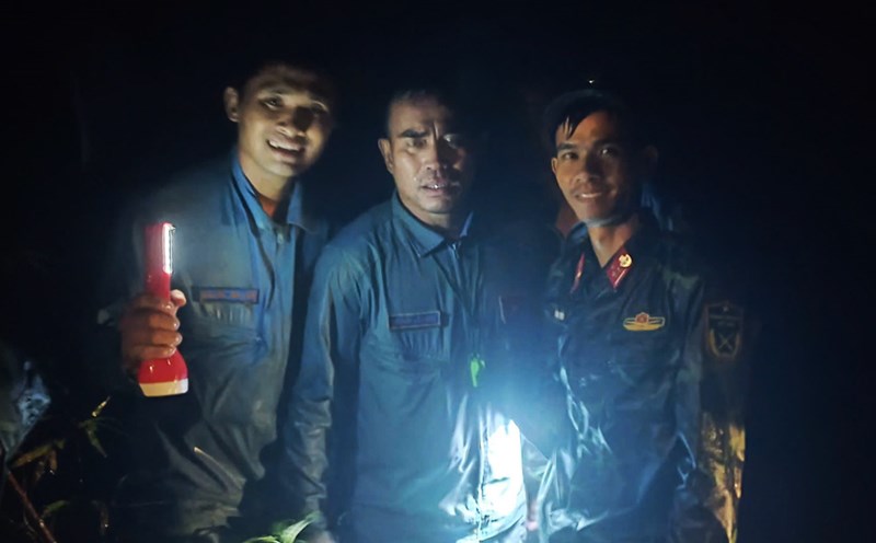 Colonel Nguyen Van Son (middle) - Regiment Commander, flying in the front cabin (Air Force Regiment 940) - was assisted by functional forces to be taken out. Photo: Regiment 940