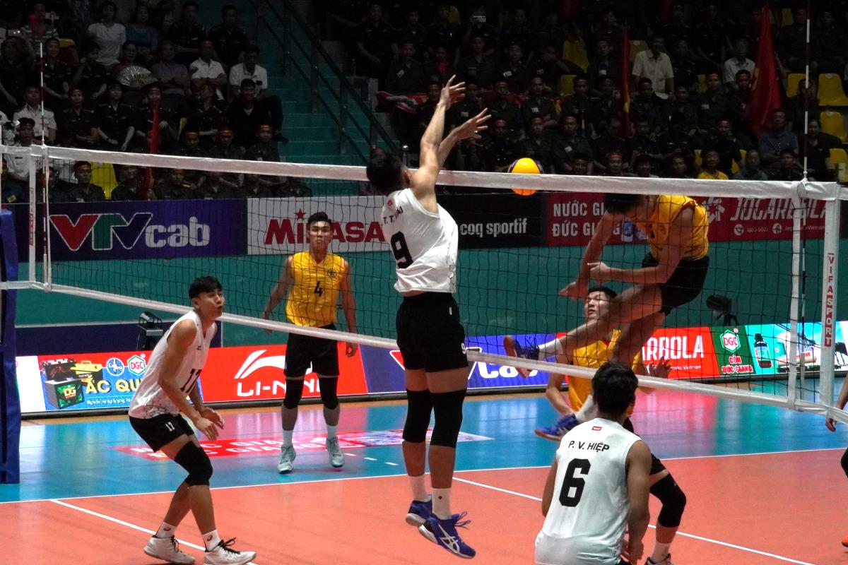 The opening score of the match between Border Guard and Ha Hoi after the opening ceremony of the 2024 National Volleyball Championship. Photo: Thanh An