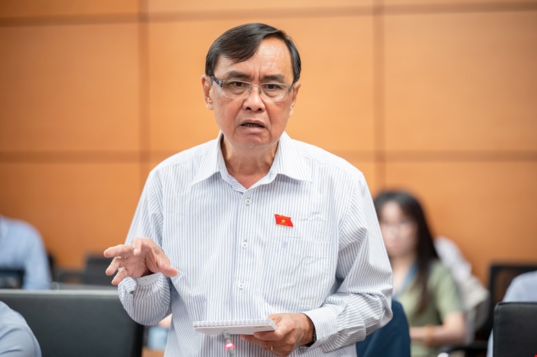 Delegate Nguyen Minh Hoang proposed not to impose special consumption tax on air conditioners. Photo: Pham Dong