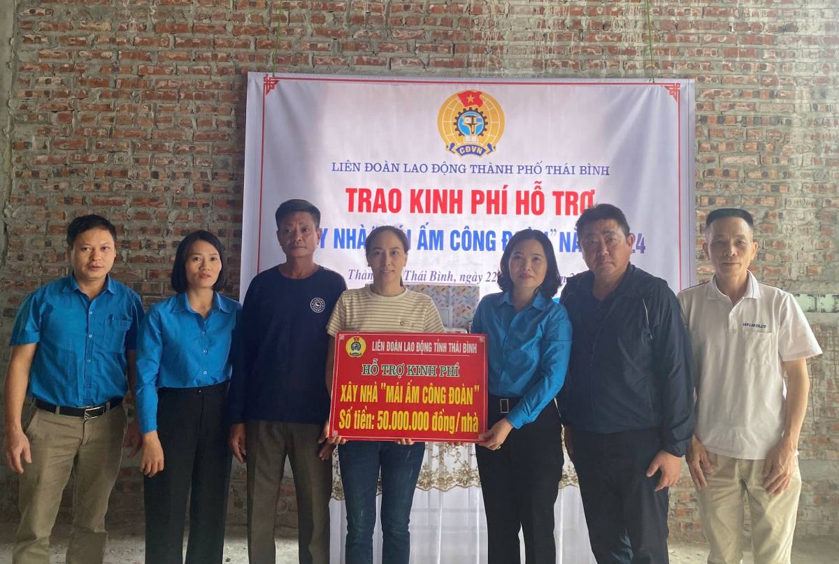 Funding to support house building for union member Khieu Thi Trang of Lan Lan Garment Company Limited (Thai Binh province). Photo: Ba Manh