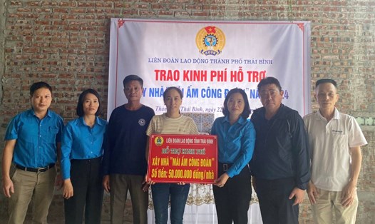 Trao kinh phí hỗ trợ xây nhà cho đoàn viên Khiếu Thị Trang thuộc CĐCS Công ty TNHH May Lan Lan (tỉnh Thái Bình). Ảnh: Bá Mạnh
