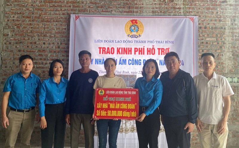 Funding to support house building for union member Khieu Thi Trang of Lan Lan Garment Company Limited (Thai Binh province). Photo: Ba Manh