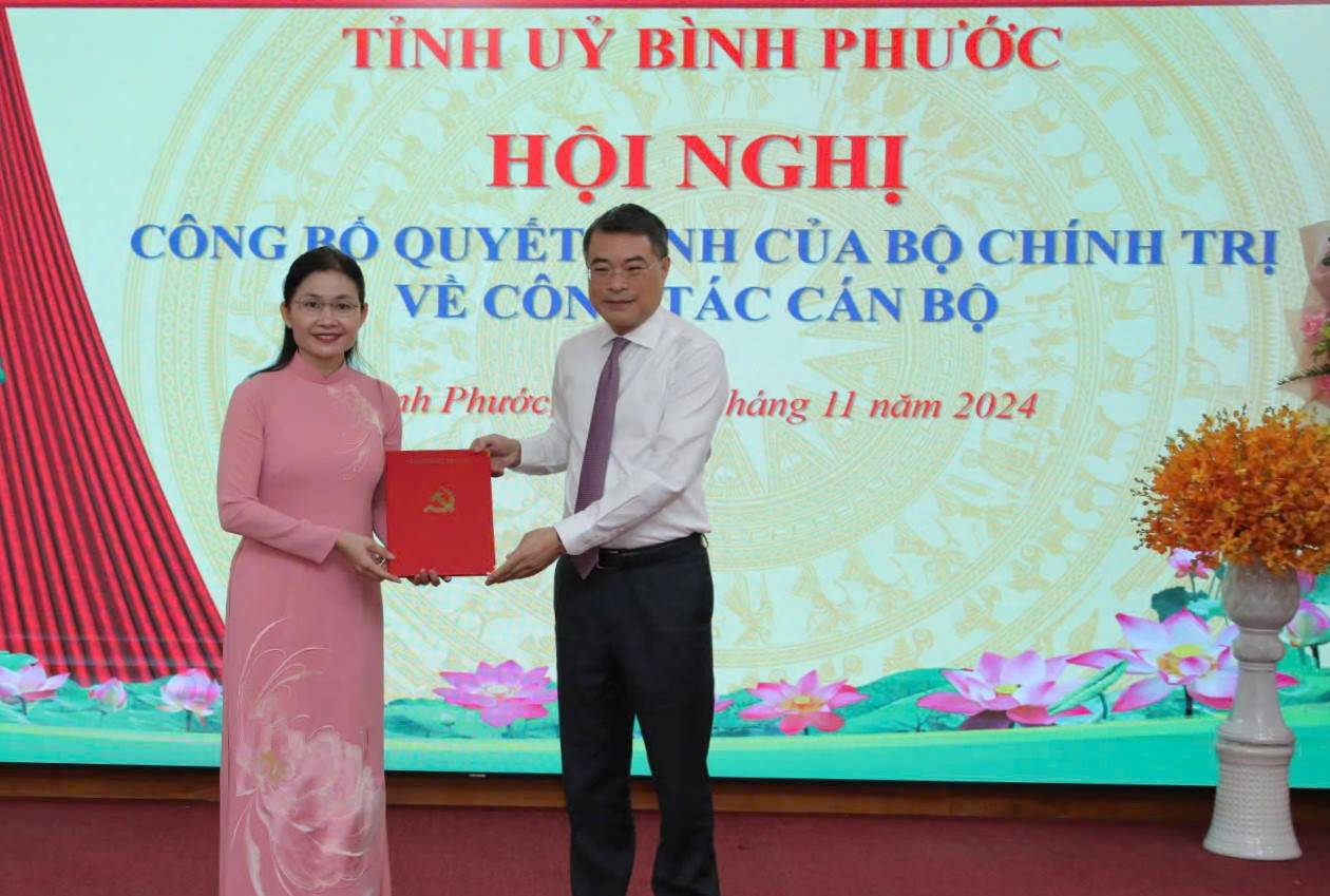 Member of the Politburo, Secretary of the Party Central Committee, Head of the Central Organization Commission Le Minh Hung presented the decision to Ms. Ton Ngoc Hanh to hold the position of Secretary of the Binh Phuoc Provincial Party Committee. Photo: Tran The
