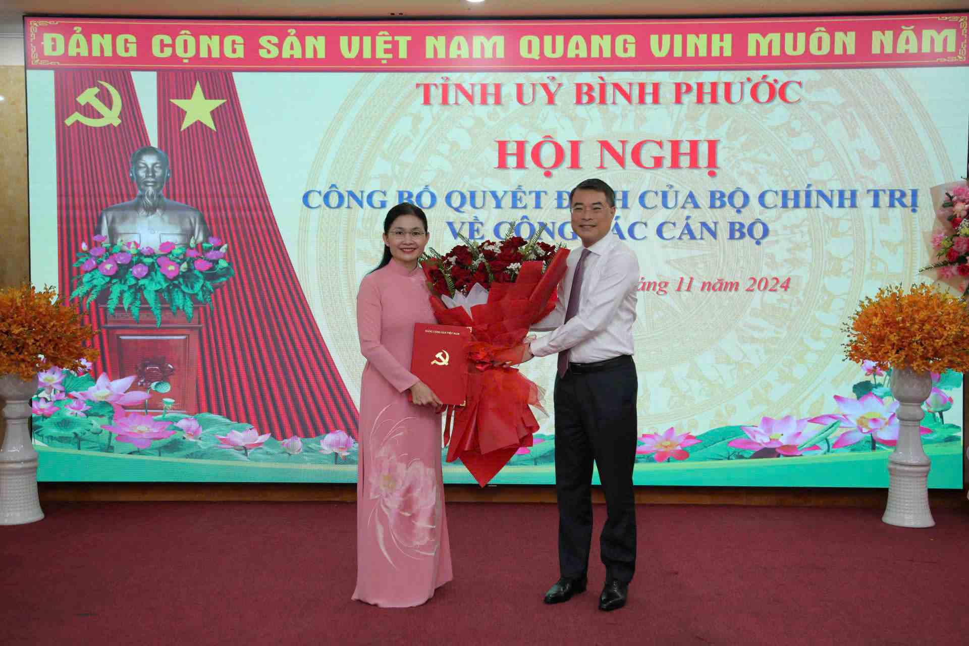 Uy vien Bo Chinh tri, Bi thu Trung uong Dang, Truong Ban To chuc Trung uong Le Minh Hung trao quyet dinh va hoa chuc mung dong chi Ton Ngoc Hanh