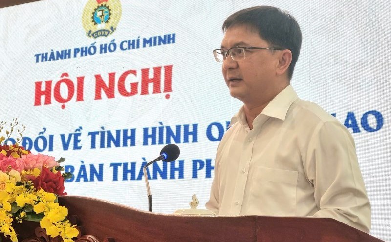 Mr. Nguyen Manh Cuong - Member of the Standing Committee, Head of the Ho Chi Minh City Party Committee's Mass Mobilization Commission - gave a speech at the conference to discuss the situation of labor relations in Ho Chi Minh City on the afternoon of November 22. Photo: Nam Duong