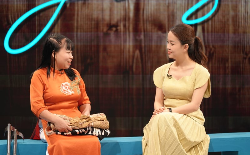 Congenitally disabled woman Dao Thi Nhat participates in the program "Love Station". Photo: VTV