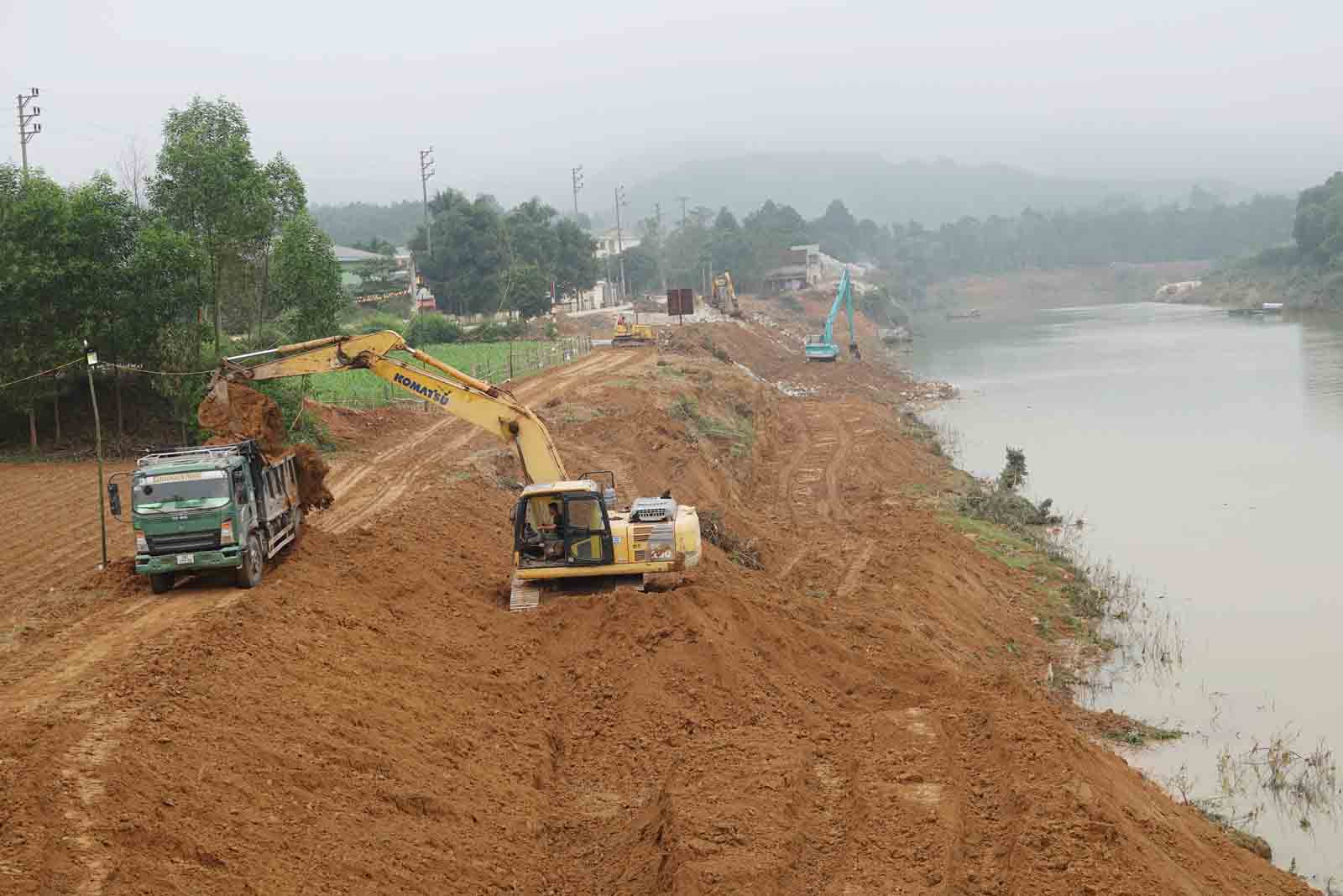 The project to overcome landslides on the banks of the Ngan Sau River, through villages 2 and 5, Ha Linh commune, received land donations from local people, so 100% of the site has been handed over for construction. Photo: Tran Tuan.