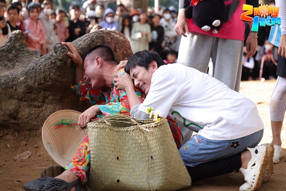 Lê Dương Bảo Lâm sốc khi biết Kiều Minh Tuấn là gián điệp trong “2 ngày 1 đêm“. Ảnh: Đông Tây. 