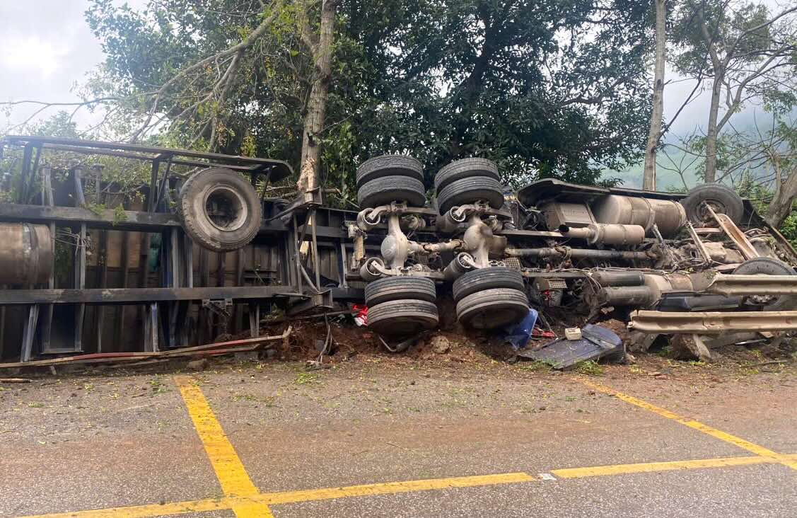 Container truck overturned on Highway 12A. Photo: B.Nguyen