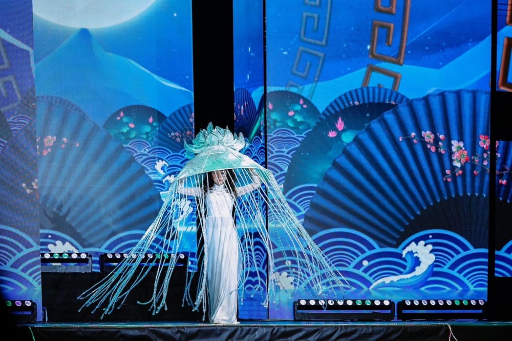 Japanese model - Imade Mokuren shows off her skillful catwalk skills. Photo: Character provided