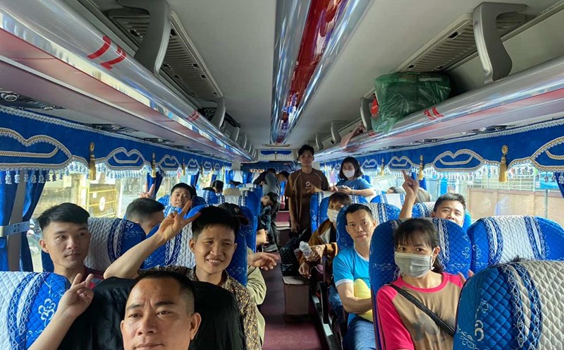 Workers on a charity bus returning home to celebrate Tet organized by the union in 2024. Photo: Phu Tong