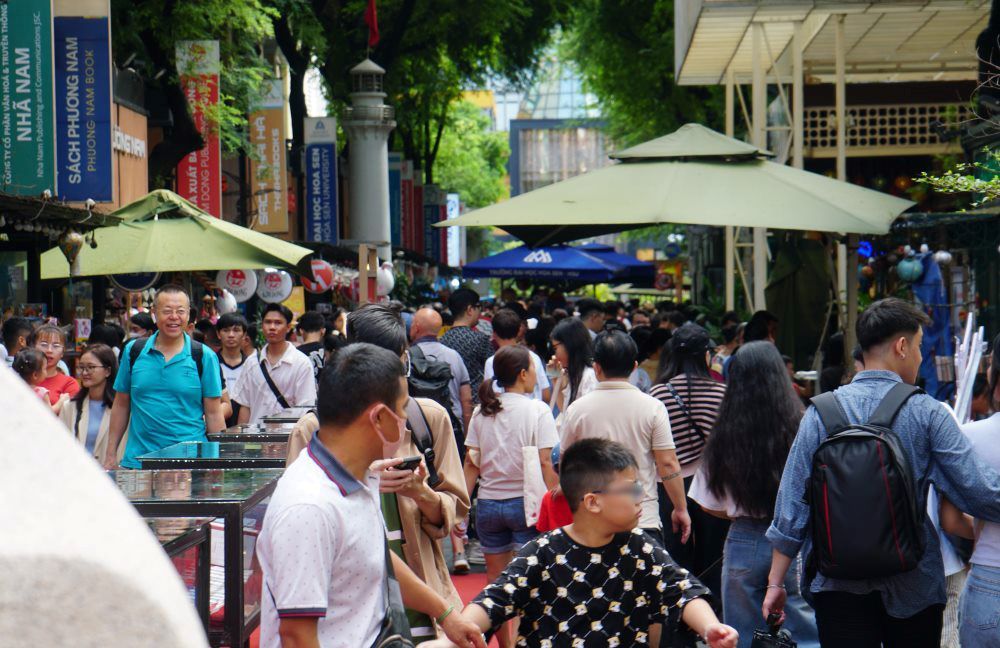 Tourists visit Nguyen Van Binh Book Street (District 1, HCMC). Photo: Thanh Chan