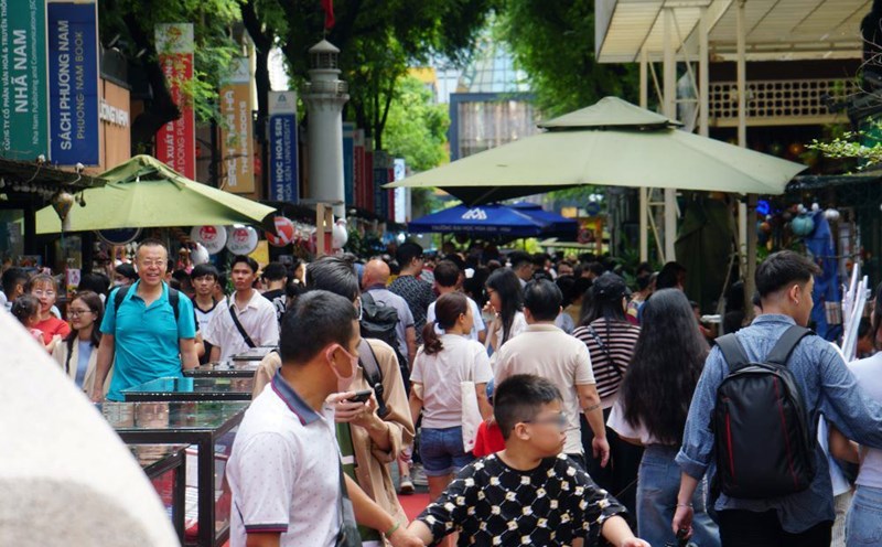 Tourists visit Nguyen Van Binh Book Street (District 1, HCMC). Photo: Thanh Chan