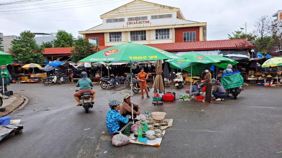 Sa Huynh Market in Quang Ngai, although completed at the end of 2018, is still closed, while traders move their goods to the sidewalk and road in front of Sa Huynh Market to sell. Photo: Vien Nguyen