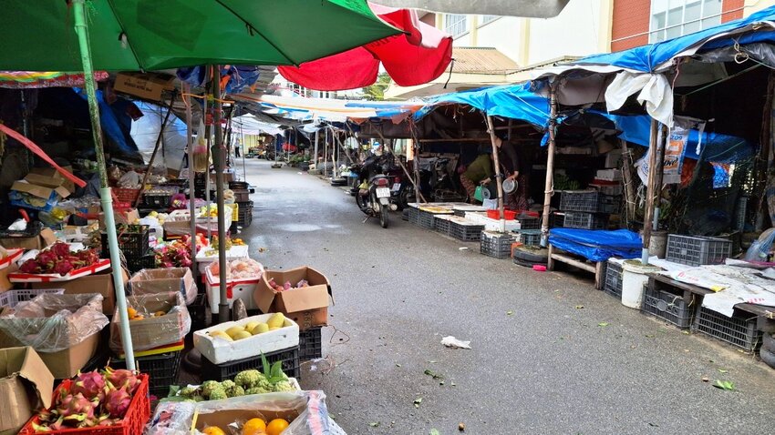 Tieu thuong bay ban hang hoa truoc cho Sa Huynh moi. Anh: Vien Nguyen