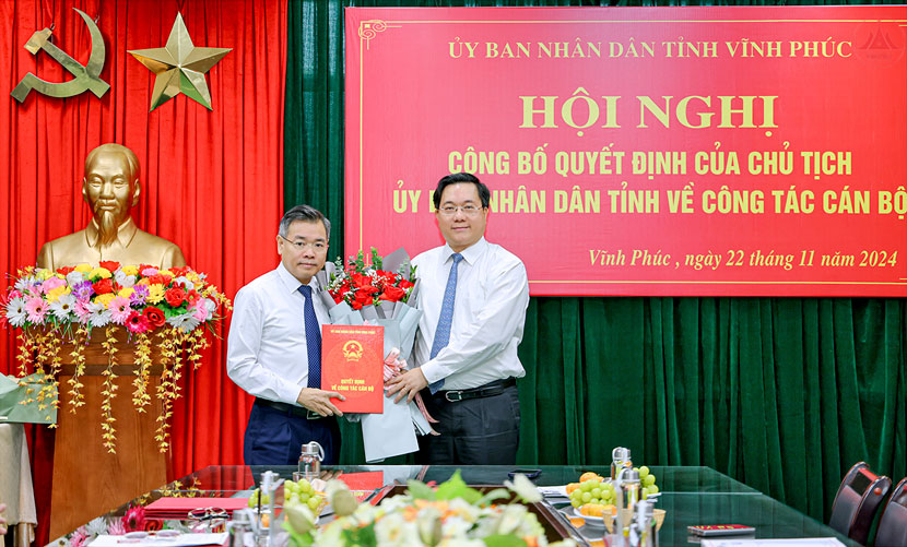 Tang hoa va trao quyet dinh cho ong Nguyen Tat Sang. Anh: Khanh Linh 