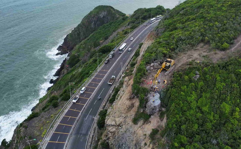 The transport sector is researching the construction of a long tunnel through Cu Hin mountain connecting Nha Trang with Cam Ranh airport. Photo: Huu Long