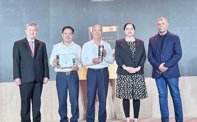 The Trang An Scenic Landscape Complex of Ninh Binh Province was honored to receive the Influential Destination Award. Photo: Nguyen Minh