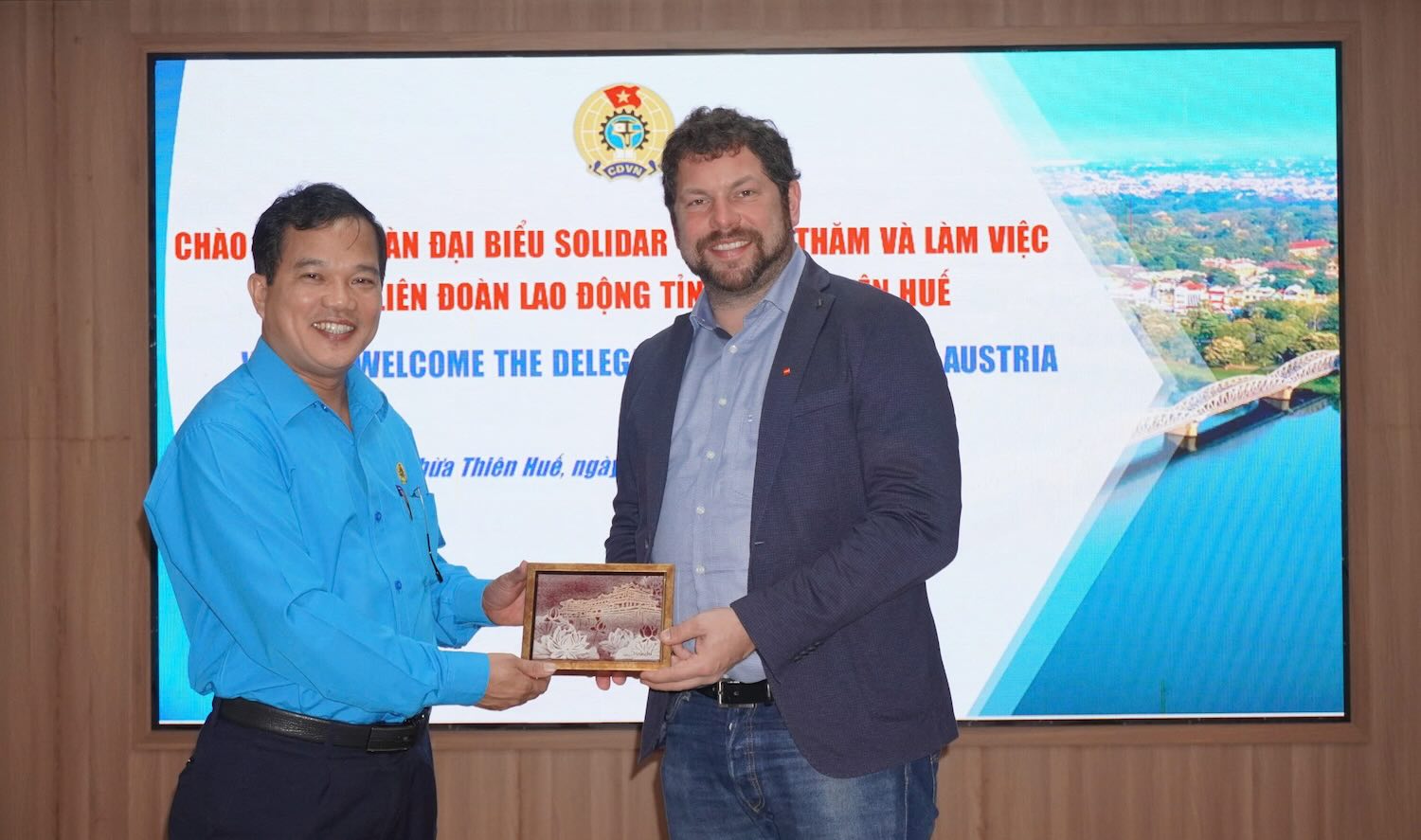 Chairman of the Thua Thien Hue Provincial Federation of Labor Le Minh Nhan presented a souvenir to the Solidar - Austria delegation, and hoped that the two sides would promote cooperation to care for workers and laborers. Photo: Nha Phuong.