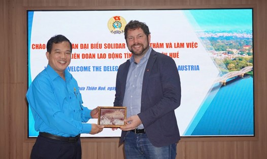 Chủ tịch LĐLĐ tỉnh Thừa Thiên Huế Lê Minh Nhân tặng quà lưu niệm cho đoàn đại biểu Solidar - Áo, đồng thời mong muốn 2 bên đẩy mạnh hợp tác để chăm lo cho công nhân, người lao động. Ảnh: Nhã Phương.