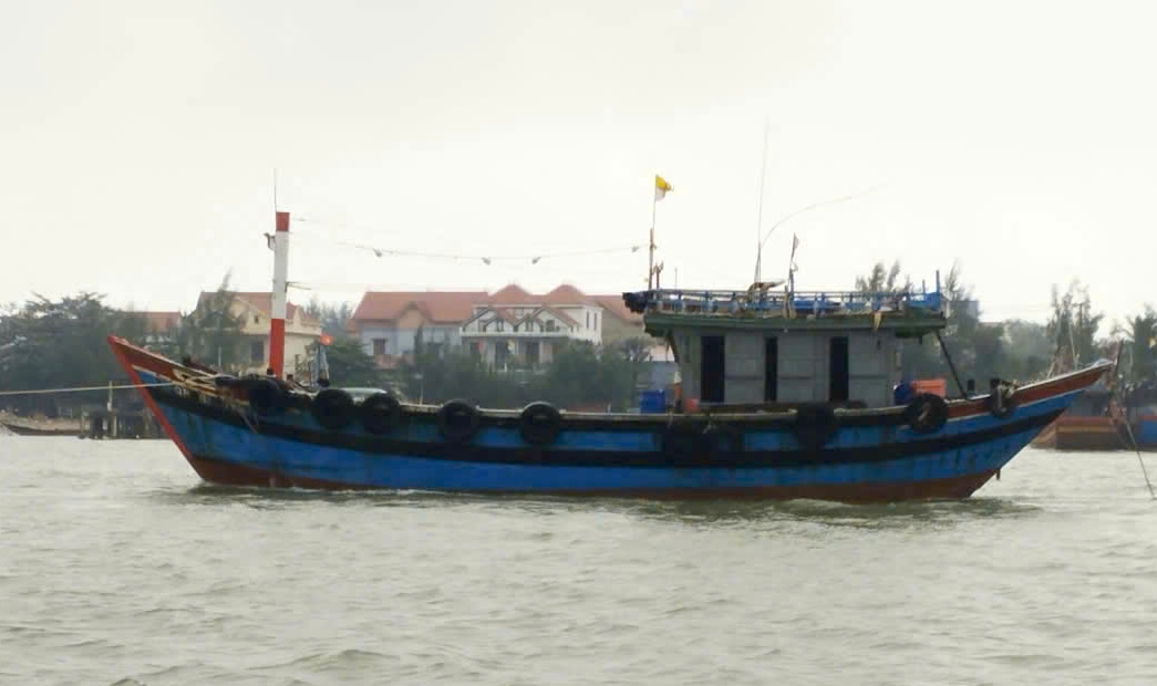 The fishing boat in distress and four fishermen were pulled safely ashore. Photo: Border Guard