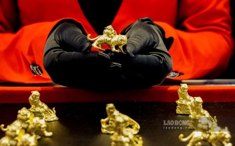 24h Economy: Gold prices skyrocket. Photo: Phan Anh