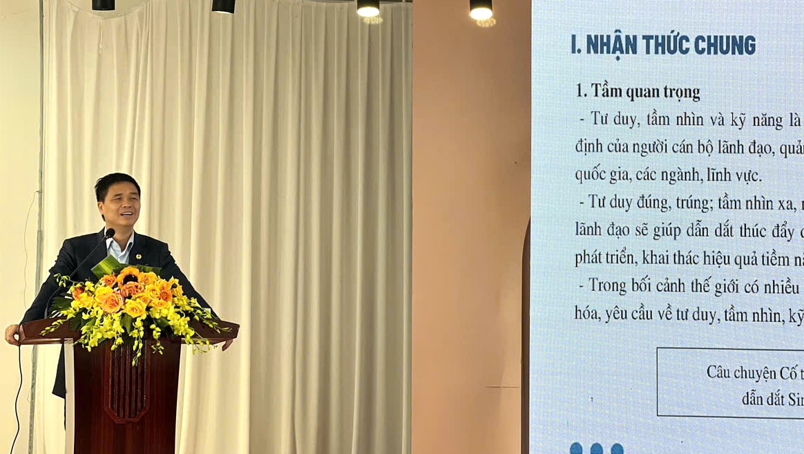 Vice President of the Vietnam General Confederation of Labor, President of the Vietnam Civil Servants' Trade Union Ngo Duy Hieu delivered a presentation on the topic: Thinking, vision and skills of trade union officials in the new context. Photo: Minh Huong.