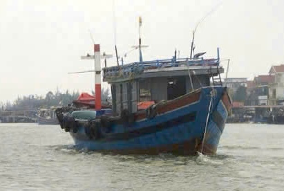 The fishing boat in distress was pulled safely back to shore. Photo: Border Guard