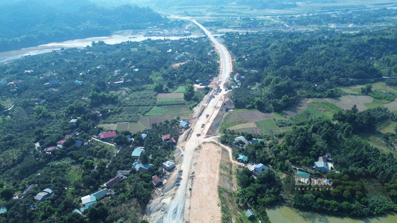 Cau Lang Giang dua vao su dung giup nguoi dan 2 bo song Hong thuan tien di lai. Anh: Dinh Dai