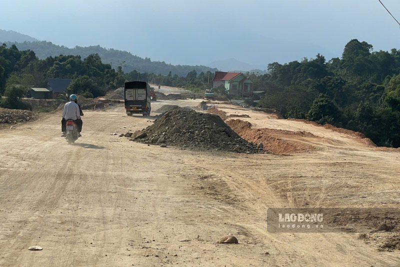 Tuyen duong noi Tinh lo 161 va cau Lang Van con chua the hoan thien. Anh: Dinh Dai