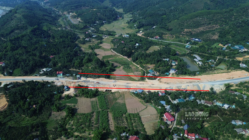Lang Giang Bridge (Lao Cai) was completed a long time ago, but the approach road is still waiting to be completed. Photo: Dinh Dai
