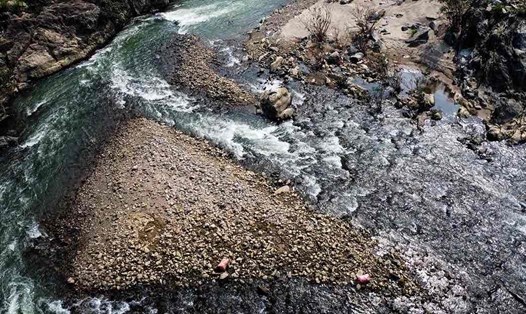 Sông Ngòi Hút, đoạn qua địa phận huyện Văn Yên, tỉnh Yên Bái mang vẻ khác lạ những ngày cạn nước. Ảnh: Trần Bùi