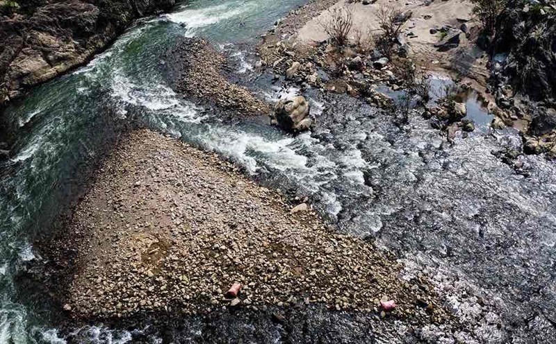 The Ngoi Hut River, passing through Van Yen district, Yen Bai province, looks different on dry days. Photo: Tran Bui