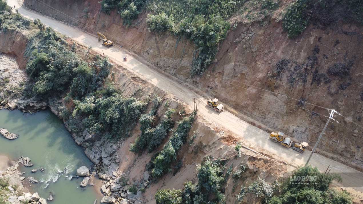 On the construction site of the 546 billion VND road connecting Noi Bai - Lao Cai highway. Photo: Tran Bui.