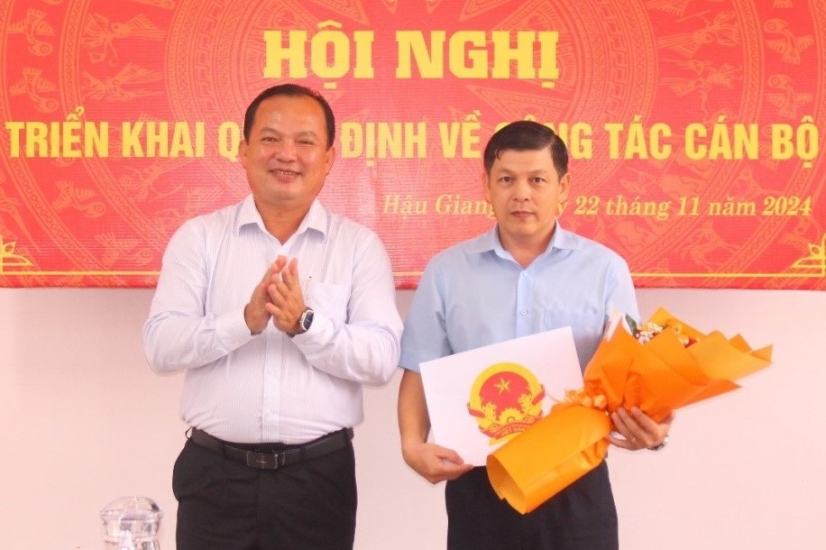 Ong Nguyen Van Hoa  - Pho Chu tich UBND tinh (ben trai) trao Quyet dinh bo nhiem cho ong Nguyen Minh Hien. Anh: Y.Linh