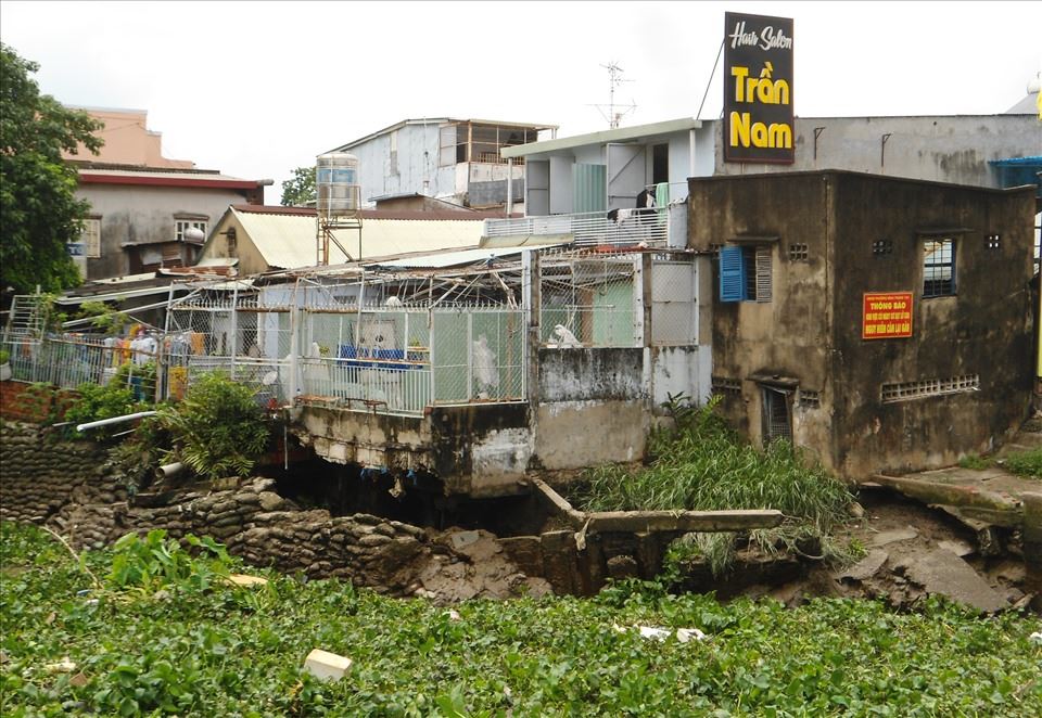 Mot ngoi nha anh huong boi sat lo o khu vuc cau Giong Ong To (TP Thu Duc, TPHCM). Anh: Minh Quan