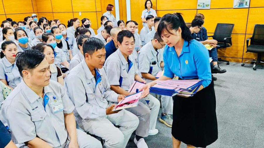 Hai Phong City Labor Union propagates legal policies to workers. Photo: Hai Phong Labor Union