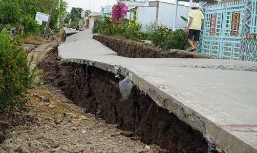 Mùa khô năm 2024, tỉnh Cà Mau đối mặt với khô hạn, sạt lở đất nghiêm trọng. Ảnh: Nhật Hồ