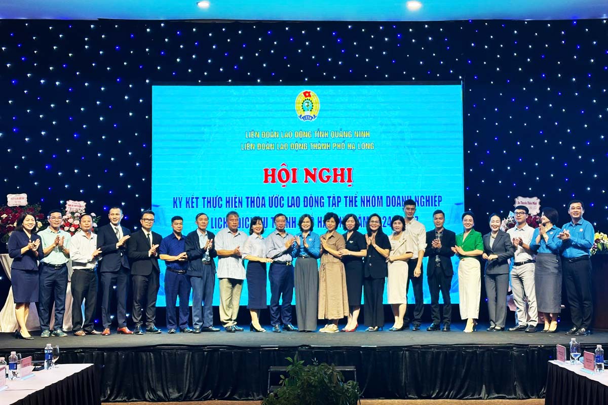 Representatives of enterprises and leaders of the Ha Long City Labor Federation participated in the signing of the collective labor agreement. Photo: Quang Ninh Labor Federation